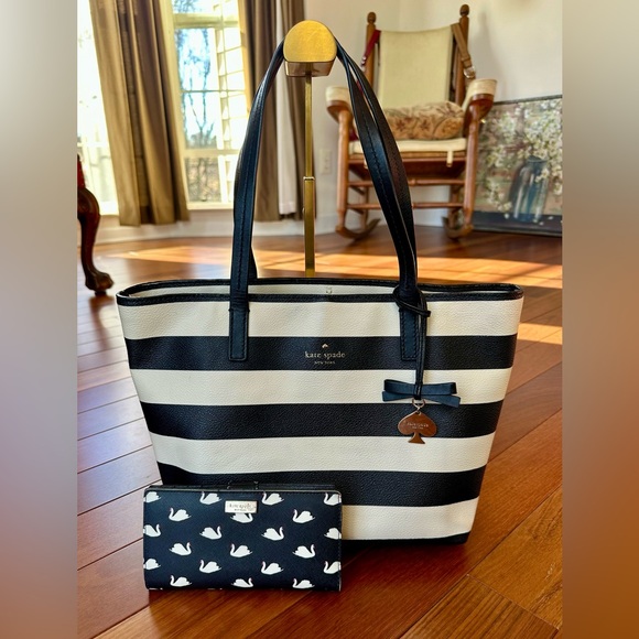 LOW START Kate Spade leather Tote with Bi-Fold Wallet Included! - Picture 2 of 14